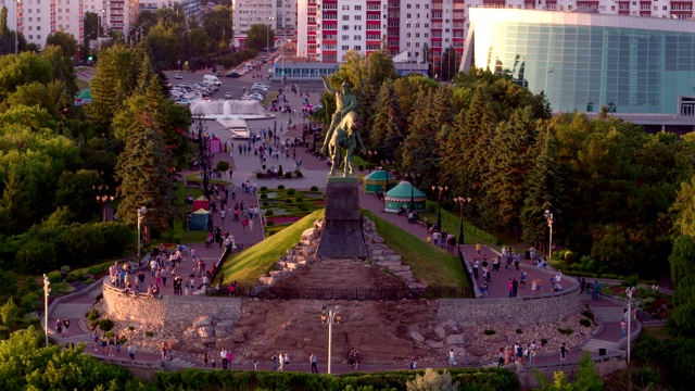 萨拉瓦特·尤拉耶夫纪念碑在魔法时刻航拍视频素材