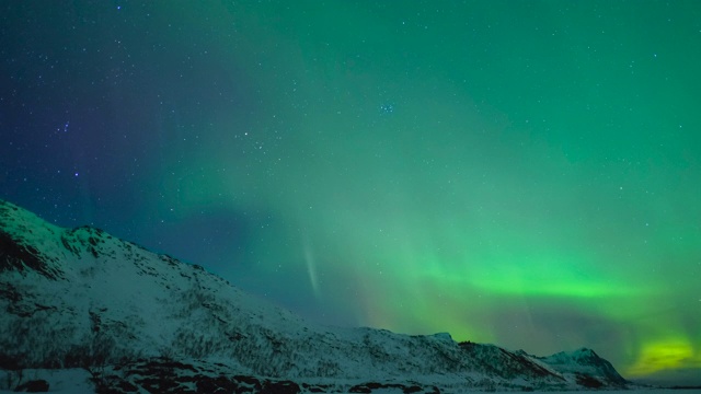 北极光，北极光或北极光在挪威罗弗敦上空视频素材