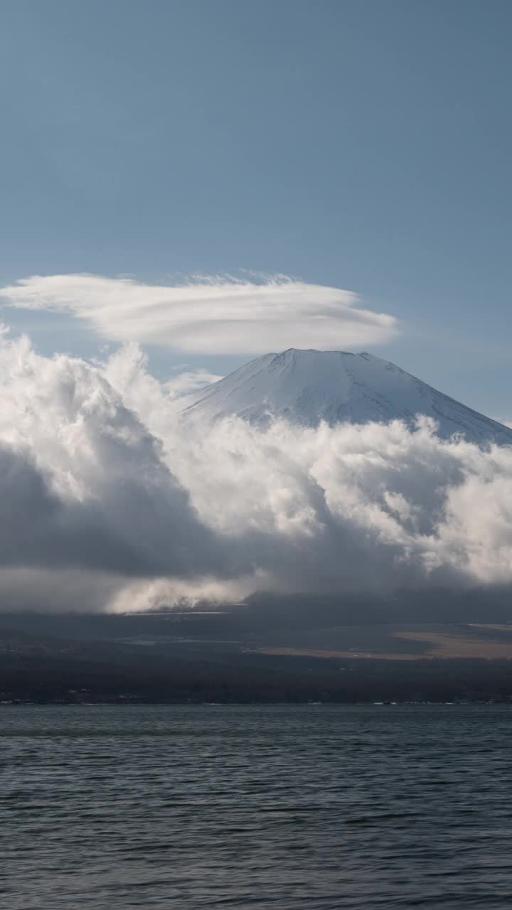 富士山顶上的透镜状云(垂直/延时)视频素材