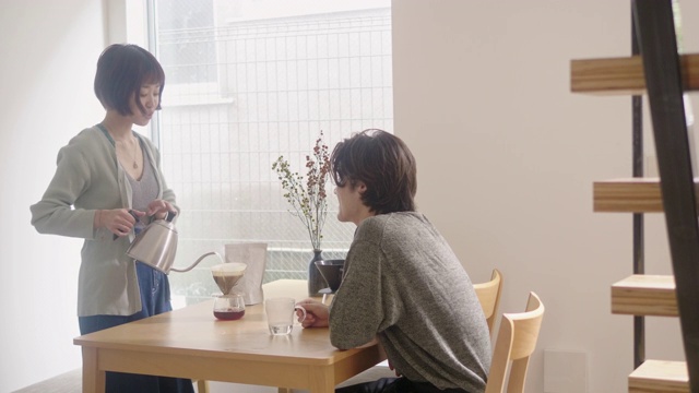 一名年轻的日本成年女性早上会做倒咖啡视频下载