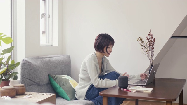 年轻的日本女性成年人用信用卡在网上购物视频下载