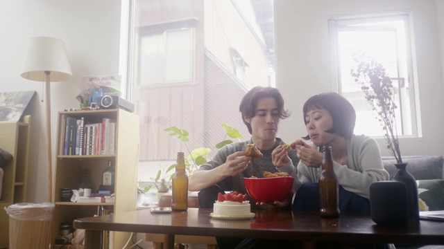 年轻的异族夫妇在圣诞节吃传统的日本食物视频下载