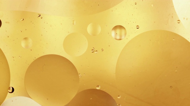 近距离观察水中金黄色的气泡。肥皂泡泡在液体中的循环运动，泡泡微距拍摄。抽象智能手机主屏风格、主题或背景、黄金、富富、奢华视频素材