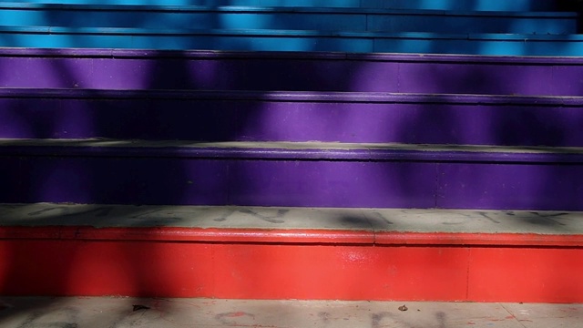 走在土耳其伊斯坦布尔著名的彩色彩虹楼梯上视频下载
