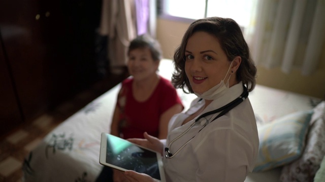 家访期间健康访视员和一位老年妇女的肖像视频素材