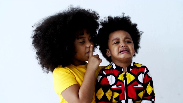 非洲女孩说服弟弟不要哭。视频下载