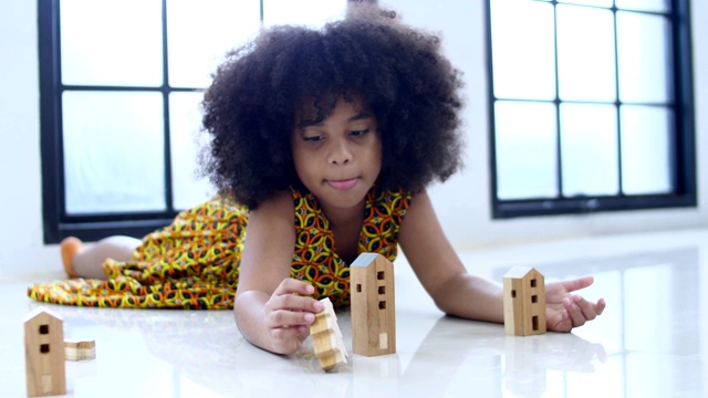 非洲儿童在地板上玩积木房子。视频下载