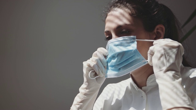 护士戴着医用口罩。4 k股票视频视频素材