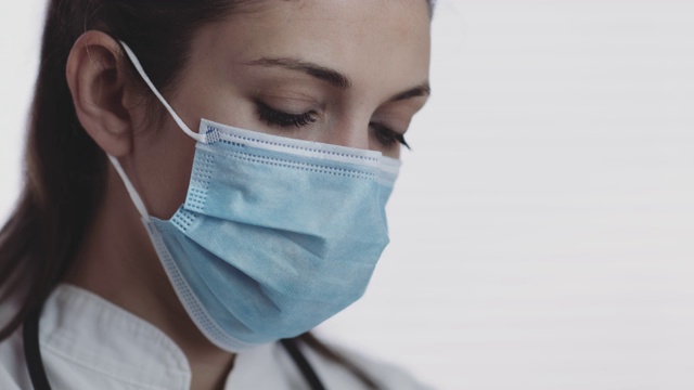 在工作场所戴口罩的护士肖像。4 k股票视频视频素材