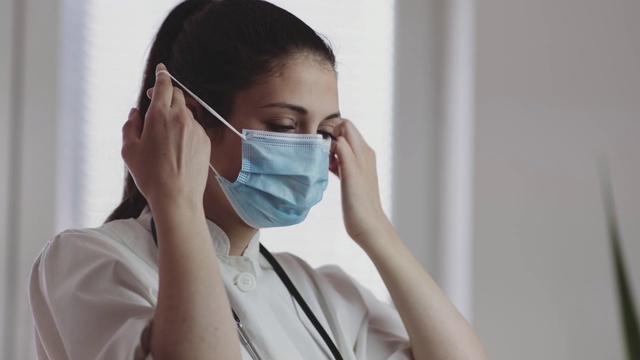 护士下班后摘下防毒面具。4 k股票视频视频素材