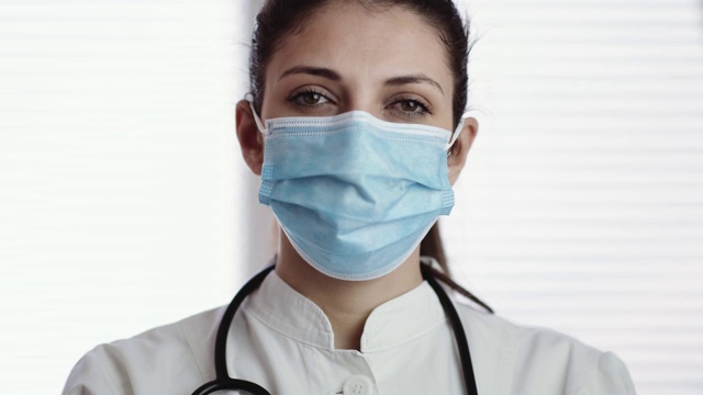 在工作场所戴口罩的护士肖像。4 k股票视频视频素材