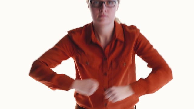 严肃的女人戴着眼镜在白色的背景下在工作室跳舞视频下载