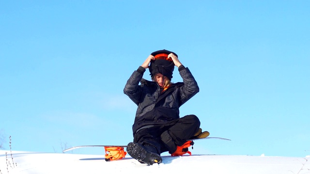 滑雪的乐趣，而坐在高山上视频下载