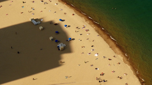 空中中等宽拍摄橡树街海滩在白天在芝加哥视频下载