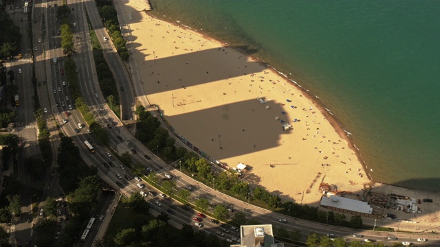 空中拍摄橡树街海滩和湖北岸高速公路在白天与摩天大楼的阴影视频下载