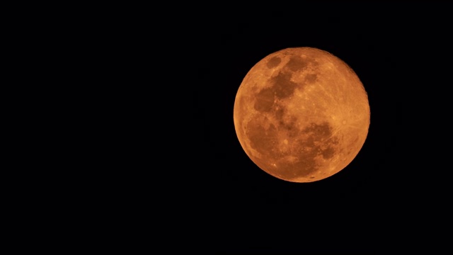 超级满月时间:2020年4月8日月球接近地球的那一天。视频素材
