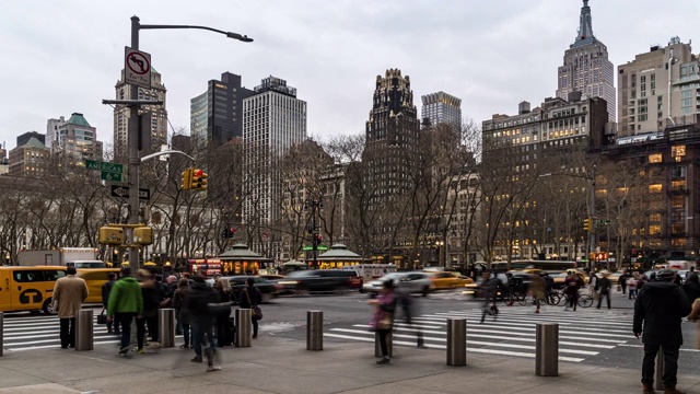 延时:商人和工人行人拥挤在布赖恩特公园时代广场美国纽约市日落视频下载