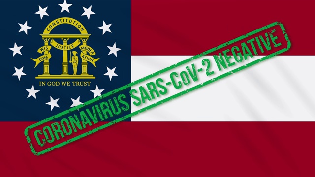 美国乔治亚州摇摆的旗帜上印着免受冠状病毒感染的绿色印章，循环视频下载