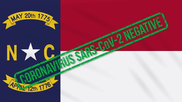 美国北卡罗来纳州摇摆的旗帜上印着免受冠状病毒感染的绿色印章，循环视频素材