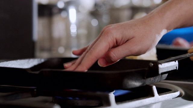 人的手触摸烤锅视频素材