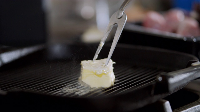 在烤锅上融化黄油视频素材