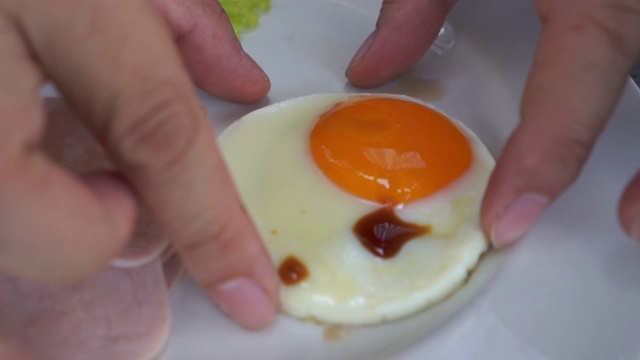 人的手拿着煎蛋吃视频素材