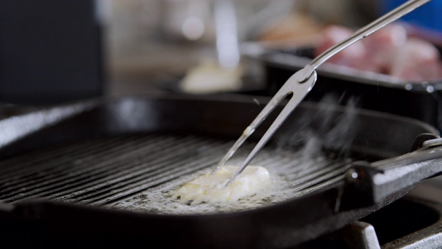 在烤锅上融化黄油视频素材