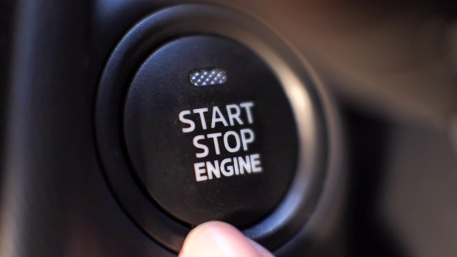 手指按发动机启动按钮，按下启动汽车视频素材