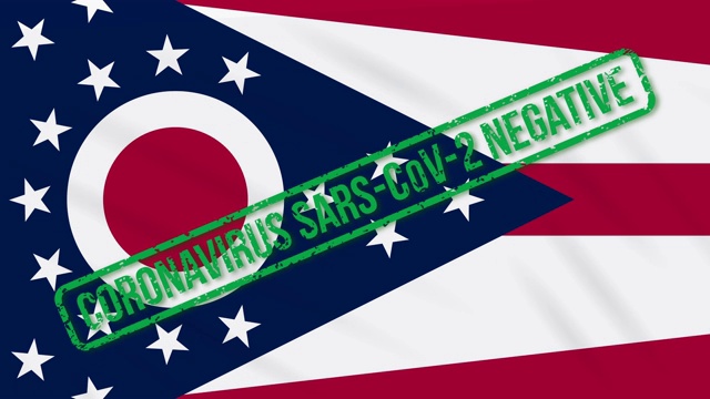 美国俄亥俄州摇摆的旗帜上印有免受冠状病毒感染的绿色印章，循环视频下载