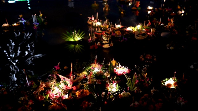 Loi Krathong节在泰国清迈，在泰国农历满月期间在河上漂浮的花篮和灯笼。视频下载