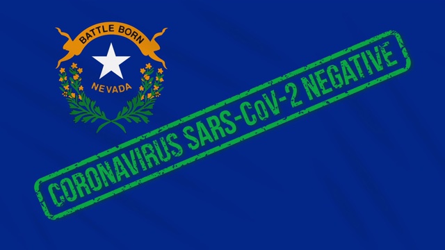 美国内华达州摇摆的旗帜上印有免受冠状病毒感染的绿色印章，循环视频素材