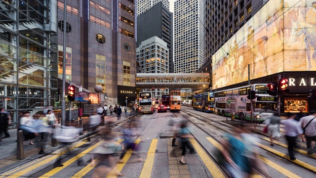 香港金融区的时间图，商务人士和通勤者在繁忙时间过马路视频素材