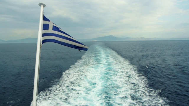 移动船只尾部的希腊螺丝旗视频素材