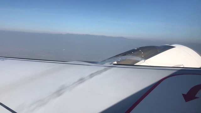 飞机飞行时机翼上的凝结痕迹视频下载