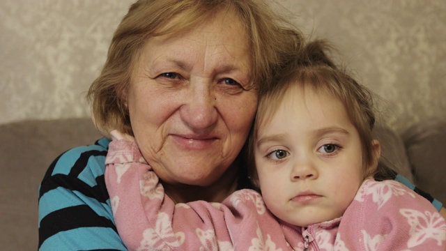 一个老女人的特写脸与深皱纹和孙女。视频素材