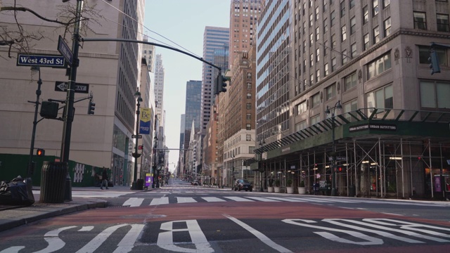 第五大道是纽约市最拥挤的目的地之一，由于COVID-19大流行的爆发而被遗弃。视频素材