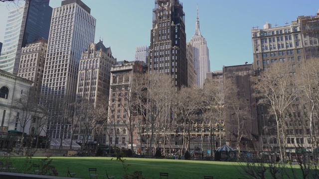 布莱恩特公园是纽约人和游客的热门目的地之一，由于新冠肺炎的爆发，这里安静而空旷。视频下载