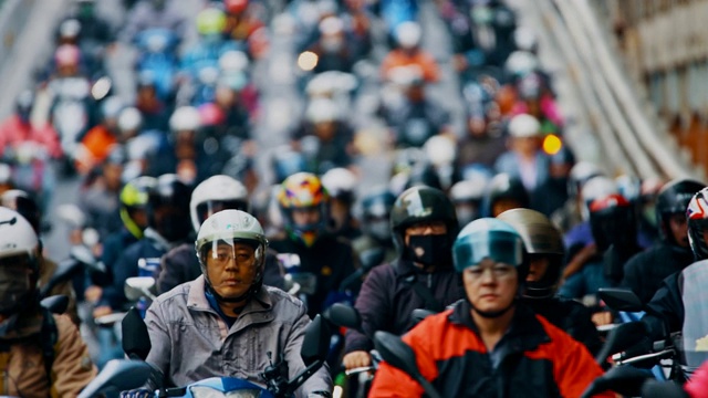 摩托车瀑布，台北成群的人在骑摩托车视频素材
