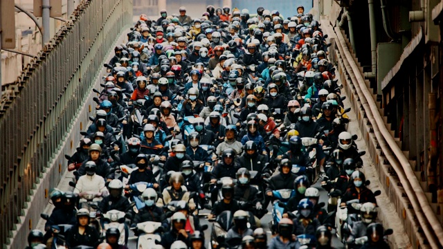 摩托车瀑布，台北成群的人在骑摩托车视频素材
