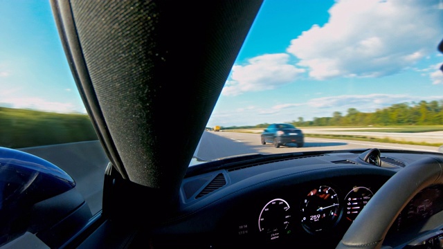 在德国高速公路上快速行驶视频下载