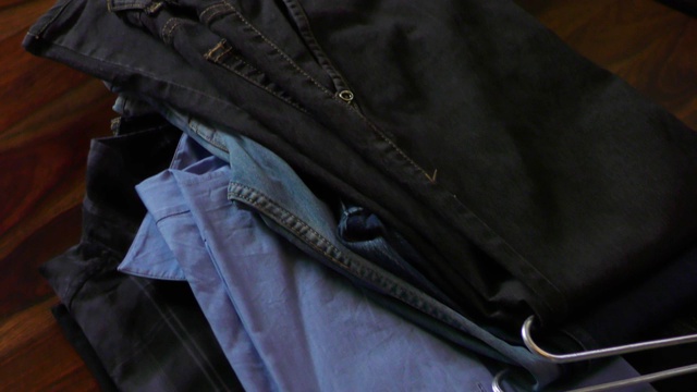 衬衫和牛仔裤在桌子上视频下载