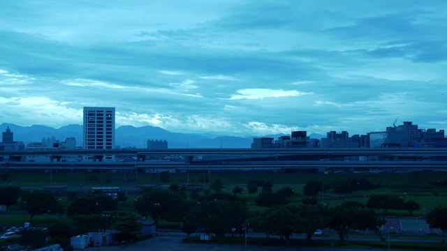 台湾城市天际线，早晨高铁窗外的景色视频素材