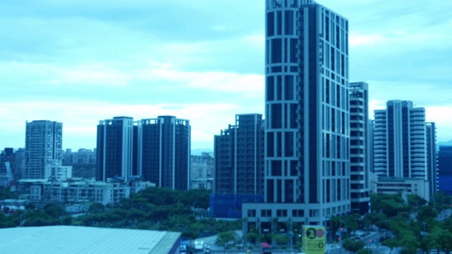 台湾城市天际线，早晨高铁窗外的景色视频素材