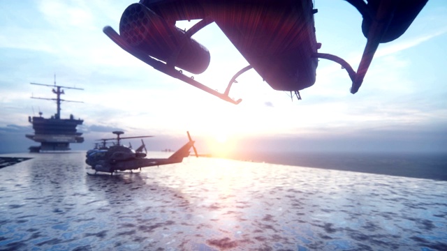 清晨，一架军用直升机从航空母舰上起飞。视频素材