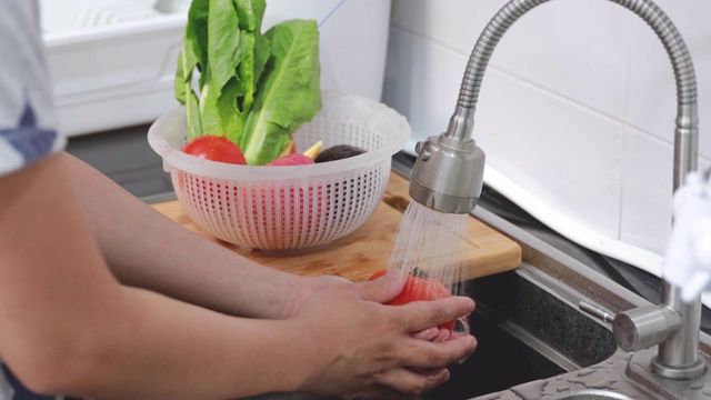 用手在厨房水槽里清洗新鲜蔬菜视频素材