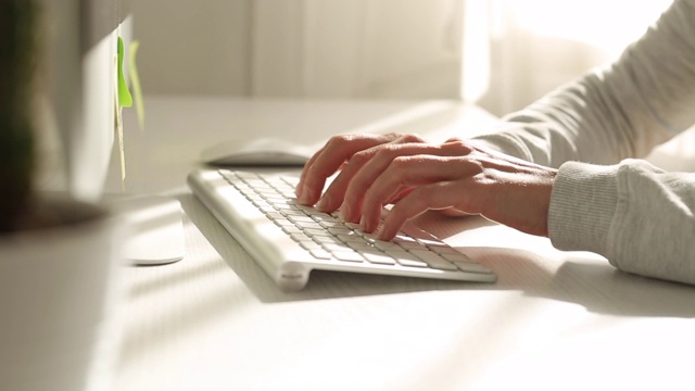 女性的手在电脑键盘上工作。视频素材