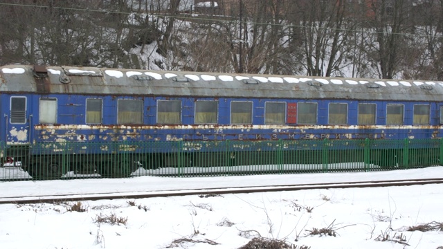 在保加利亚的鲁丝火车站，老旧生锈的蒸汽机车上的车厢状况很差视频素材