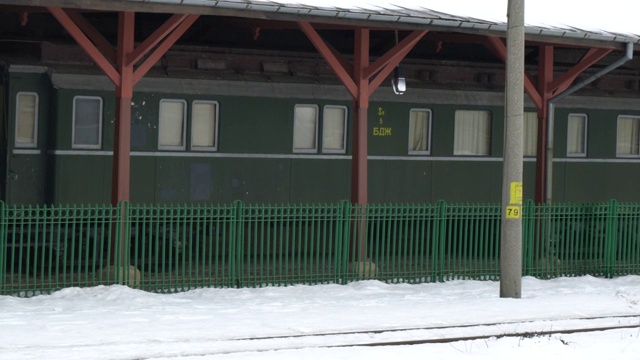 在保加利亚的鲁丝火车站，老旧生锈的蒸汽机车上的车厢状况很差视频素材