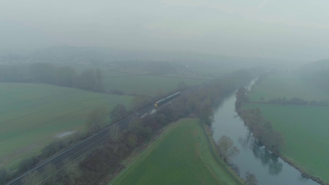 云雾缭绕的早晨，一列火车穿过埃文河旁的英国乡村视频下载