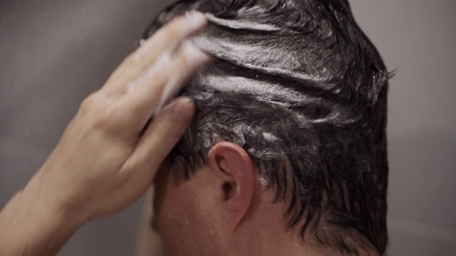 男人正在淋浴间洗头视频素材